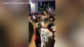Cagliari in Serie A, tifosi in festa in aeroporto: bagno di folla per i giocatori