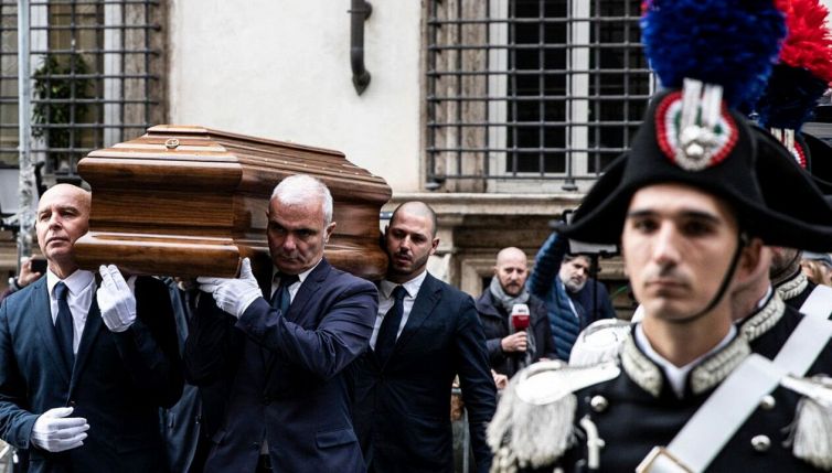 Cosa sono i funerali di Stato, chi li paga e come si svolgono