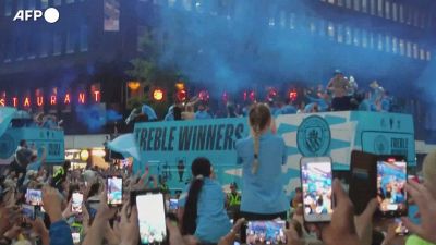 Manchester, la pioggia non ferma la parata del City