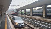 Finisce sui binari con l'auto: l'incidente nella stazione di Fabriano