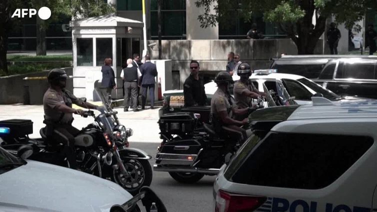 Trump lascia il tribunale di Miami circondato dai suoi supporter