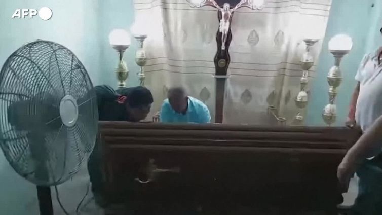 Donna dichiarata morta si rianima durante la veglia funebre