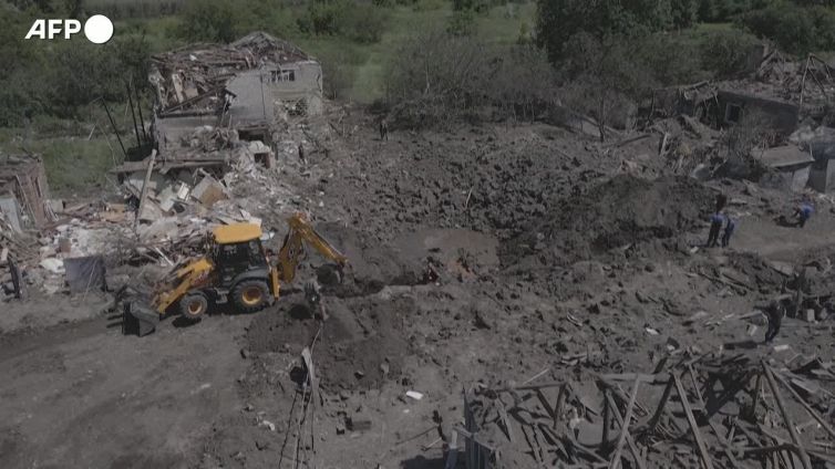 Ucraina, attacco russo su Kramatorsk: enorme cratere nella zona residenziale