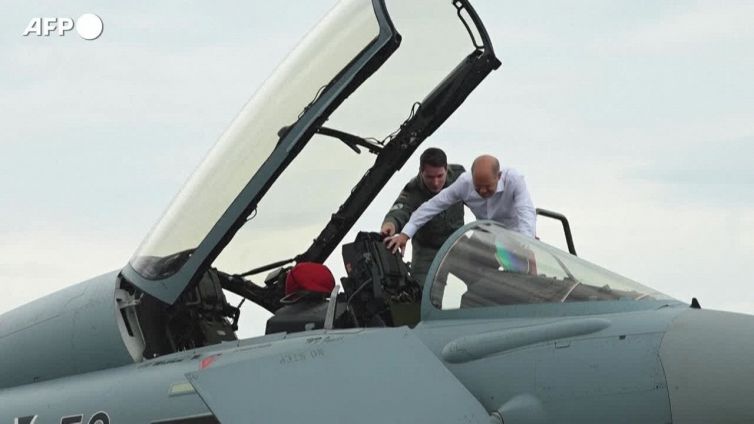 Nato, il cancelliere tedesco Scholz visita la base militare di Jagel