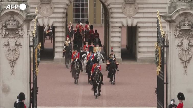 Carlo III a cavallo alla parata del Trooping The Colour