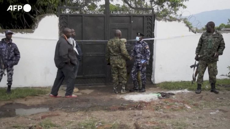 Attacco in una scuola in Uganda, almeno 41 morti