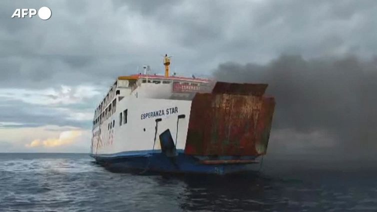 Filippine, in fiamme traghetto con 120 persone a bordo