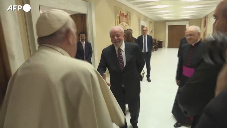 Vaticano, il commosso abbraccio fra il Papa e Lula