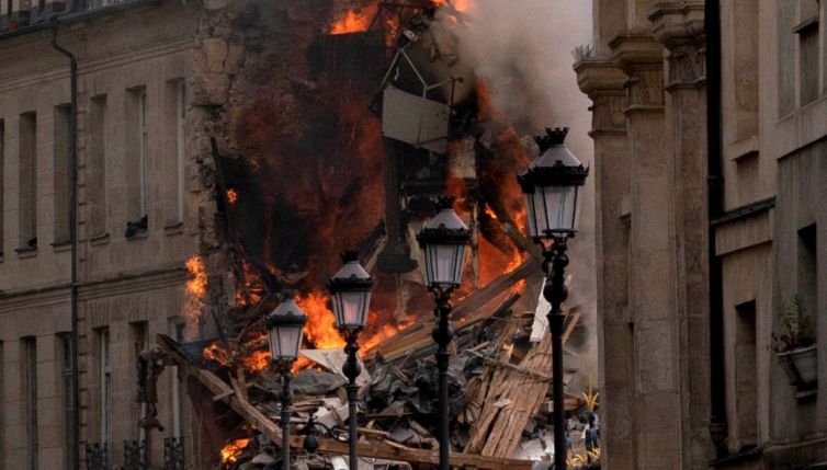 Edificio crollato a Parigi dopo un'esplosione: persone sotto le macerie