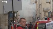 Esplosione a Parigi, i vigili del fuoco isolano il quartiere