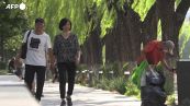 Ondata di caldo record in Cina, a Pechino ci si rinfresca nel fiume Liangma