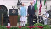 Usa, gaffe di Biden: mette la mano sul cuore durante l'inno indiano