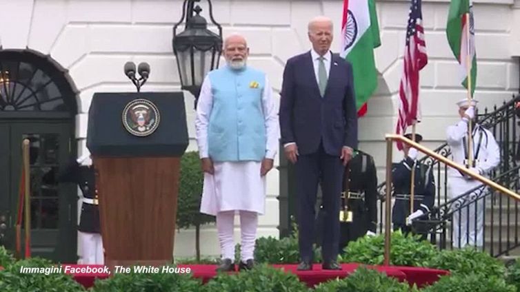 Usa, gaffe di Biden: mette la mano sul cuore durante l'inno indiano