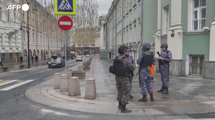 Russia: veicoli militari nelle vie di Mosca, anche vicino Duma