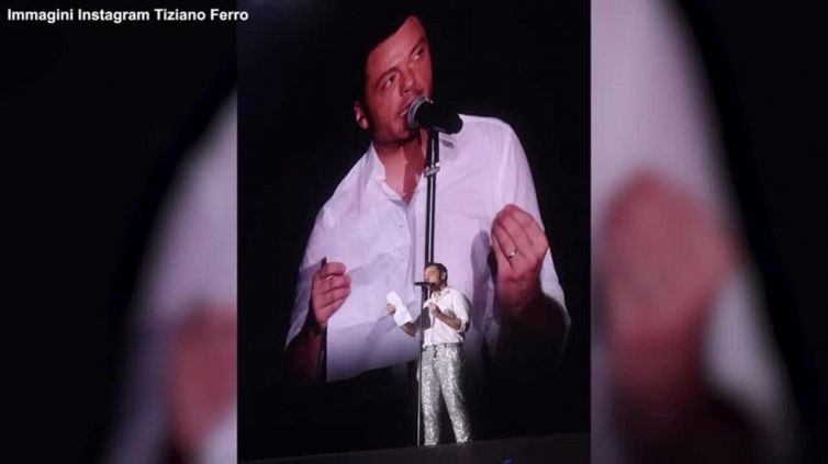 Messaggio di Tiziano Ferro contro la discriminazione