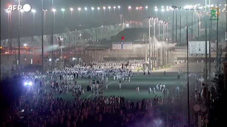 La Mecca, pellegrini musulmani salgono sul Monte Arafat per il culmine dell'hajj