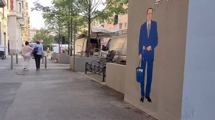 Milano, Berlusconi si dedica una via nel nuovo murale di Alexsandro Palombo