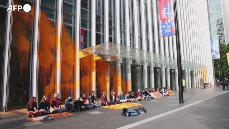 Blitz degli attivisti di Just Stop Oil a Londra, imbrattata la sede di TotalEnergies