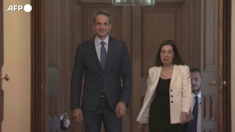 Grecia, i membri nuovo governo prestano giuramento