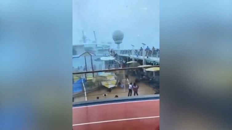 La tempesta travolge la nave da crociera: terrore a bordo