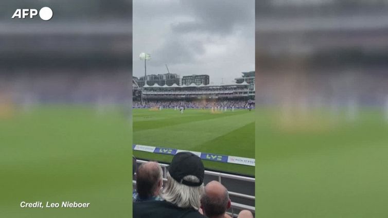 Clima, attivista interrompe match di cricket e viene portato via da un giocatore