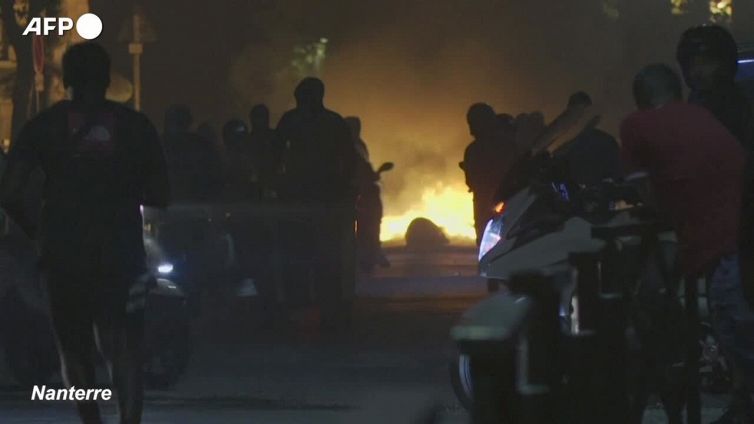 17enne ucciso dalla polizia in Francia, proteste in molte banlieue