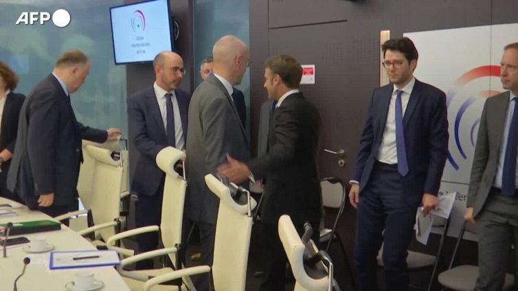 Francia, Macron denuncia: "Violenze ingiustificabili"