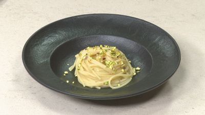 Spaghetti con limone e pistacchi