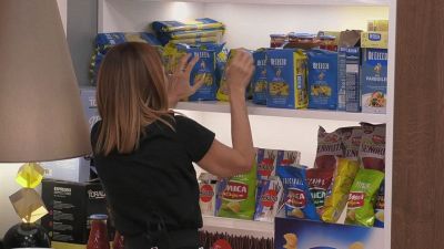 Un carico di pasta e sughi per l'ultima settimana nella Casa