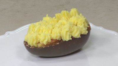 Uovo di Pasqua ripieno di zuppa inglese