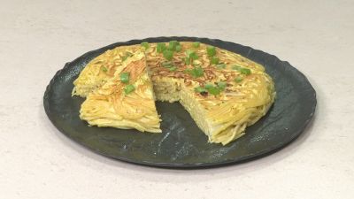 Frittata, spaghetti e cipollotti