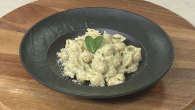 Pasta con pesto di zucchine e ricotta