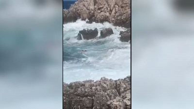 Bagnante travolto dalle onde: salvato in extremis