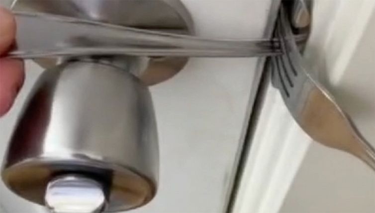 Come chiudere una porta senza chiave: il trucco della forchetta