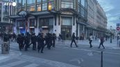 Francia in rivolta, polizia in assetto antisommossa per le strade di Parigi