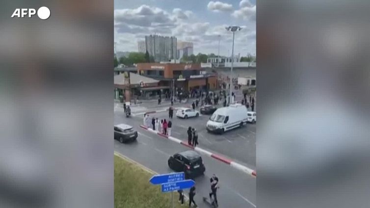 Francia in rivolta, vandalizzato un McDonald's nella banlieue a nord di Parigi