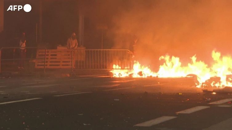 Parigi, l'onda dei giovanissimi black bloc