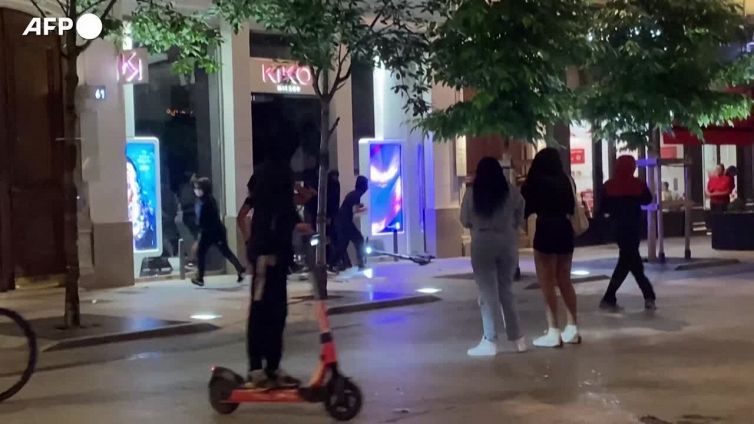 Francia in rivolta, vandalizzati e saccheggiati negozi a Lione
