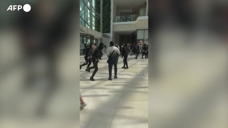 Francia in rivolta, assalto a un centro commerciale a Creteil