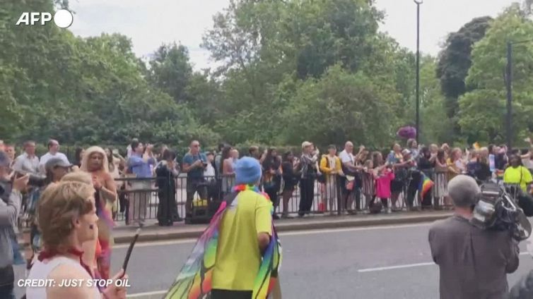 Clima, blitz degli attivisti di Just Stop Oil al Pride di Londra