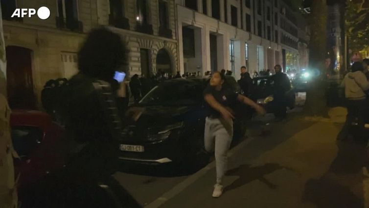 Scontri in Francia, la polizia presidia gli Champs-Elyse'es