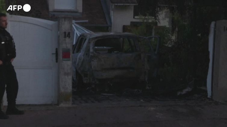 Francia in rivolta, auto contro la casa del sindaco di L'Hay-les-Rose
