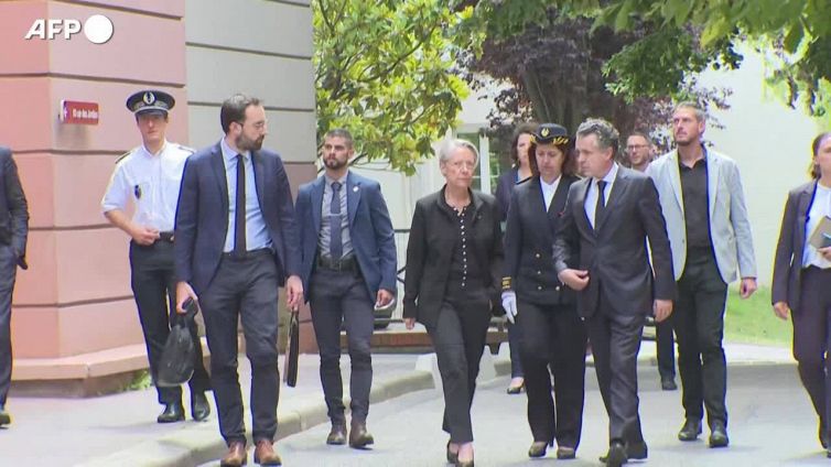 Francia, Borne e Darmanin a L'Hay-les-Roses per incontrare il sindaco