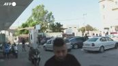 Cisgiordania, palestinesi lanciano pietre contro veicoli militari israeliani