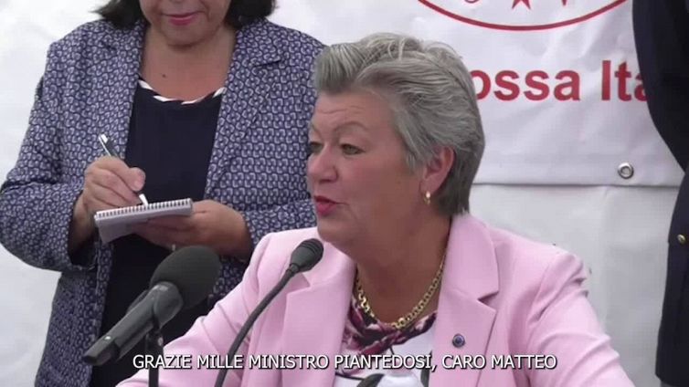 Migranti, Johansson a Lampedusa: "Grazie a polizia e Guardia costiera"