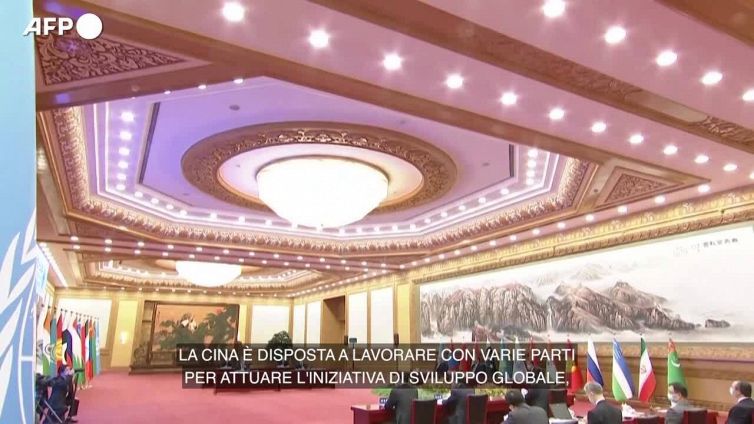 Xi Jinping: "Garantire la sicurezza e puntare alla ripresa economica"