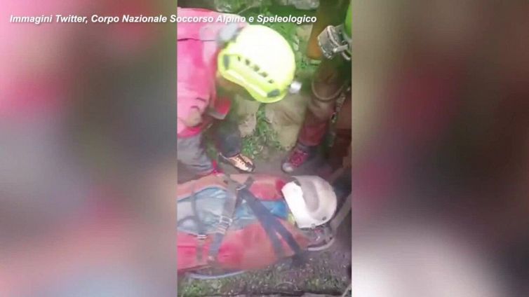 Speleologa bloccata, il momento dell'uscita dalla grotta con la barella