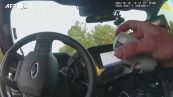 Usa, poliziotto salva una donna intrappolata in un'auto in fiamme