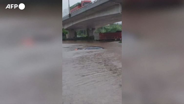 Cina: piogge torrenziali nel sud-ovest, frane e inondazioni