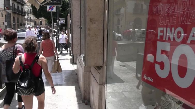 Arrivano i saldi, spesa di 213 euro a famiglia
